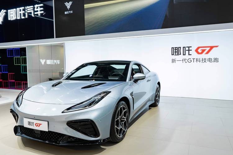 佛山220哪吒汽车在智能汽车领域的表现，领途汽车在新能源汽车市场中的影响力